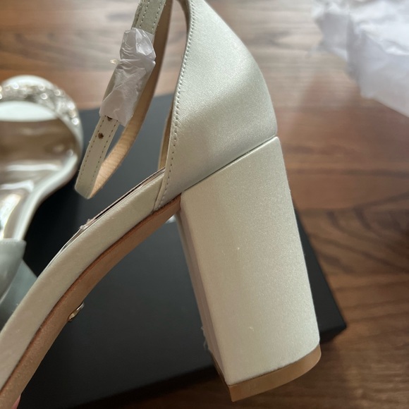 NEW Badgley Mischka Aqua Block Heels Size 8.5 - Picture 5 of 9